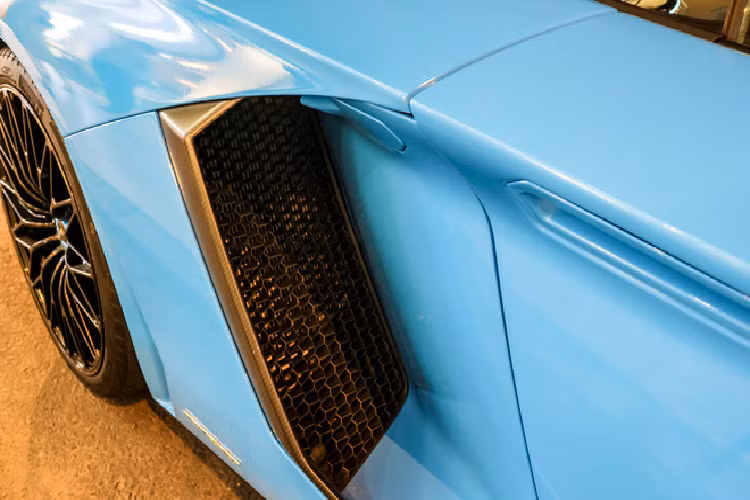 Aventador SV là mẫu xe thương mại đầu tiên của Lamborghini được trang bị mâm đa chấu sử dụng ốc khóa tâm. Xe sử dụng hệ thống phanh gốm – carbon với cùm phanh được sơn màu đen