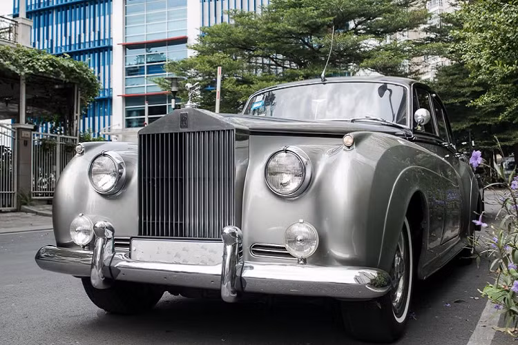 Silver Cloud I sở hữu cấu trúc thân thép được chế tạo rất chắc chắn cùng những chi tiết được chế tạo bằng vật liệu hợp kim nhôm như cửa ra vào, phần mui xe hay nắp capo. Chiếc xe có chiều dài cơ sở lên tới 5,38m. Đi kèm với vẻ ngoài “đồ sộ” chính là động cơ I6 4.9Lit, giúp sản sinh công suất 155 mã lực. Chiếc xe được trang bị hộp số tự động bốn cấp.