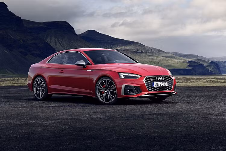 Cản trước trên A5 2020 cũng được các kỹ sư của Audi tái thiết kế lại với khe hút gió lớn hơn và sắc cạnh. Trong khi đó, phần đèn trước và sau được thiết kế với các chi tiết mới mang tới cái nhìn trẻ trung hơn. Ngoài ra, bộ khuyếch tán mới phía sau kết hợp với bộ đèn hậu hình thang giúp tạo cảm giác như phía sau xe rộng hơn đáng kể.
