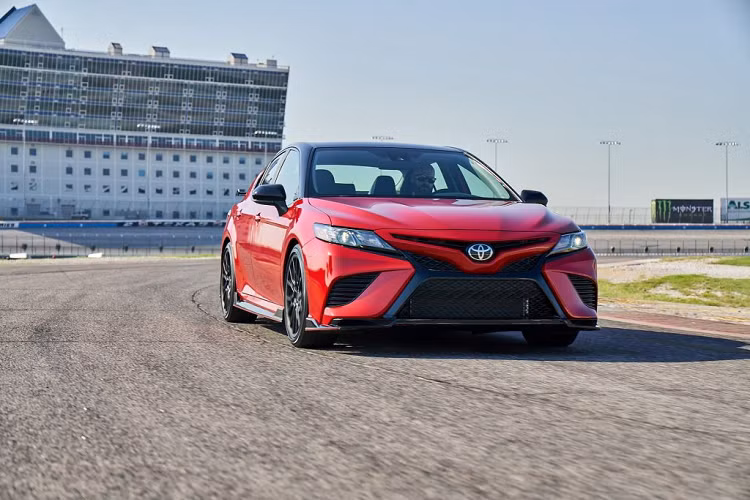 Cả hai bản nâng cấp được thực hiện trên Toyota Camry SE và Avalon XSE và có nhiều thau đổi rõ rệt. Bên ngoài, nội thất của xe trở nên thể thao hơn cùng bộ mâm với hơi hướng xe đua. Bên trong, nội thất được bọc lại với chỉ khâu tương phản và logo TRD cùng ốp táp lô mới.