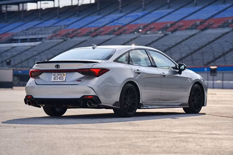 Phiên bản TRD của Toyota Avalon đã được bán và có thể được mua bằng Supersonic Red, Windchill Pearl, Celestial Silver metallic hoặc Midnight Black metallic.