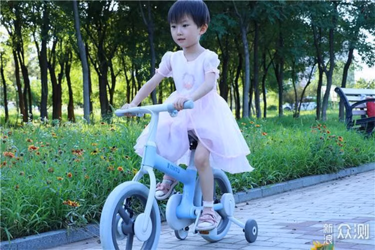 Giá xe đạp Xiaomi là 799 nhân dân tệ (khoảng 2,6 triệu đồng). Mức giá này hơi cao so với các loại xe đạp trẻ em khác, tuy nhiên nếu xem xét trên chất liệu, thiết kế và các khía cạnh khác thì nó vượt lên về tỷ lệ hiệu suất/giá cả. Trong cùng mức giá, gần như không có sản phẩm có thể cạnh tranh.