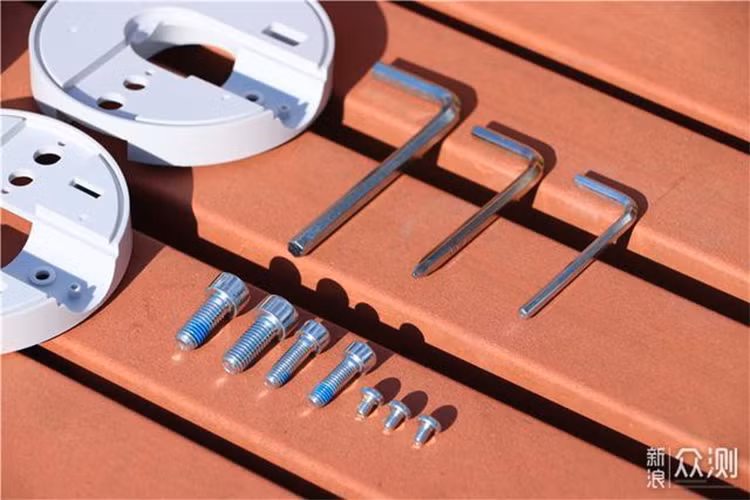 Phụ kiện bao gồm: 2 bánh xe phụ, 2 vỏ bảo vệ bánh sau, 2 vỏ bảo vệ phía bên trong bánh sau, 2 bàn đạp và 2 vỏ bảo vệ hình chữ U phía trước. Nếu trẻ chưa biết đi xe đạp, bánh xe phụ cần được lắp đặt để bảo vệ an toàn, tránh ngã đổ. Nếu trẻ đã đi xe tốt, bánh xe phụ có thể không cần lắp vào.