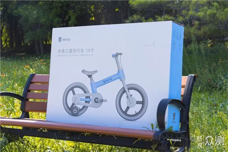 Xiaomi dường như là một "cửa hàng tạp hóa", bởi ngoài các thiết bị ngoại vi như máy tính bảng điện thoại di động và TV, công ty này còn bán tất cả các sản phẩm khác liên quan đến cuộc sống. Và tất nhiên, công ty Trung Quốc này cũng có những dòng sản phẩm chuyên hướng tới đối tượng trẻ em, mang tên Mi Rabbit. Các sản phẩm có thể liệt kê như đồng hồ thông minh, đồ chơi, xe đẩy... Mới đây, công ty đã bắt đầu bán ra thị trường dòng xe đạp trẻ em Xiaomi từ 3-6 tuổi, với thiết kế khá độc đáo. 