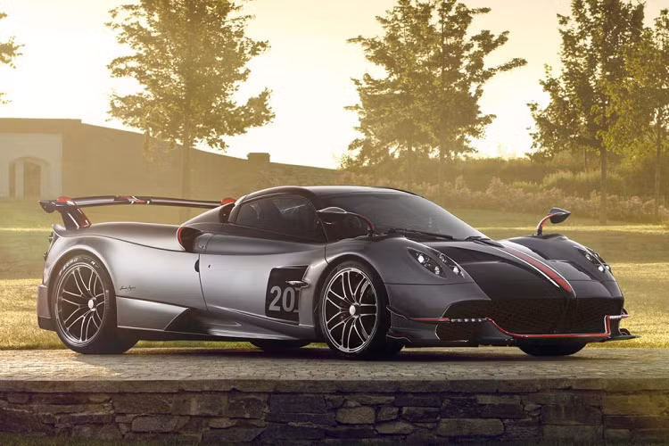 Khác với những phiên bản mui trần khác, Pagani Huayra Roadster BC mới không được phát triển trên Huayra BC, nó được phát triển dựa trên Huayra Roadster. Với mẫu xe này, Horaccio Pagani cùng các đồng nghiệp tại Modena vẫn tuân thủ những quy tắc nghệ thuật và khoa học của Leonardo da Vinci nhằm mang đến một tác phẩm nghệ thuật nhanh nhất thế giới.