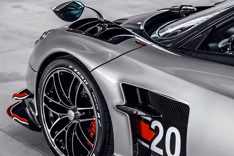 Hãng siêu xe Pagani cho biết chiếc Roadster BC này là một “thách thức kỹ thuật chưa từng có” vì vừa phải mang đến khả năng vận hành đỉnh cao cho xe và vừa phải cắt giảm trọng lượng. Chiếc xe được thiết kế nhằm tạo ra lực ép tối đa ở tốc độ cao nhưng vẫn đảm bảo khoảng sáng gầm cần thiết để khách hàng có thể sử dụng trên đường phố công cộng.