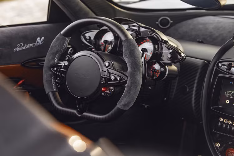 Pagani Huayra Roadster BC sử dụng mâm nhôm nhẹ thiết kế 14 chấu, kích thước 20 inch phía trước và 21 inch ở phía sau và bọc bên ngoài bởi lốp xe Pirelli P Zero Trofeo R. Xe sử dụng hệ thống phanh gốm – carbon do Brembo sản xuất với cùm phanh 6 piston ở bánh sau và 4 piston ở bánh trước.