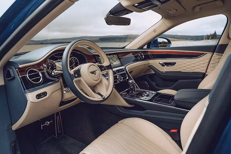 Flying Spur thế hệ mới được Bentley trang bị động cơ tăng áp kép 6.0L W12 TSI Twin-Turbo đạt công suất 635PS (467kW) và mô-men xoắn cực đại 900Nm, kết hợp với hộp số tự động 8 cấp ly hợp kép của ZF – hộp số như trên chiếc Continental GT mới.