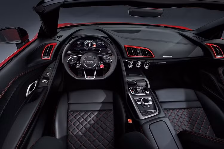 Bên trong khoang nội thất, Audi R8 RWD 2020 cũng giống như bao chiếc Audi R8 khác, xe vẫn sở hữu không gian cabin sang trọng và thể thao với ghế bọc da kết hợp da lộn cao cấp. Bên cạnh đó, logo RWD cũng được thêu trên táp-lô ghế phụ.