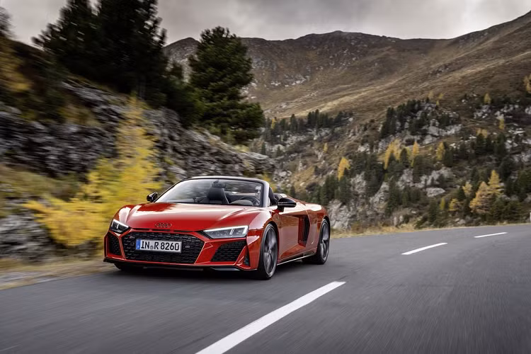 Giá xe Audi R8 2020 bán ra tại thị trường châu Âu từ 144.000 Euro (khoảng 3,8 tỷ đồng) và 157.000 Euro (khoảng 4,2 tỷ đồng). R8 2020 dẫn động cầu sau cũng sẽ chính thức lên kệ từ đầu năm tới.