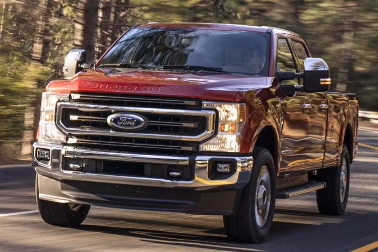 Ford Expedition King Ranch đời 2017 từng được trang bị động cơ xăng V6 3.5L tăng áp kép, công suất 365 mã lực, mô-men xoắn 570 Nm, dẫn động bốn bánh toàn thời gian và hộp số tự động 6 cấp.