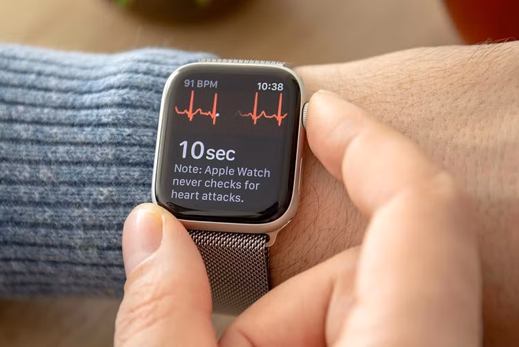 Ly do khong nen dung Apple Watch hay bat cu smartwatch nao-Hinh-2