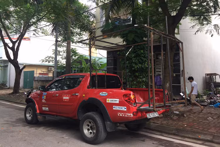 Đầu tiên, anh Trung phải dựng khung hình căn phòng rất vững chắc sau thùng bán tải của xe.