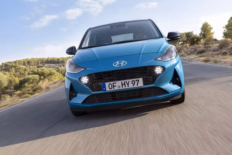 Hãng xe Hàn Quốc cho biết Hyundai i10 2020 mới được thiết kế đậm nét hơn bên ngoài và thông minh hơn bên trong. Dù vẫn dùng động cơ cũ, i10 thế hệ thứ ba được trang bị hộp số bán tự động mới, thêm nhiều tính năng an toàn.
