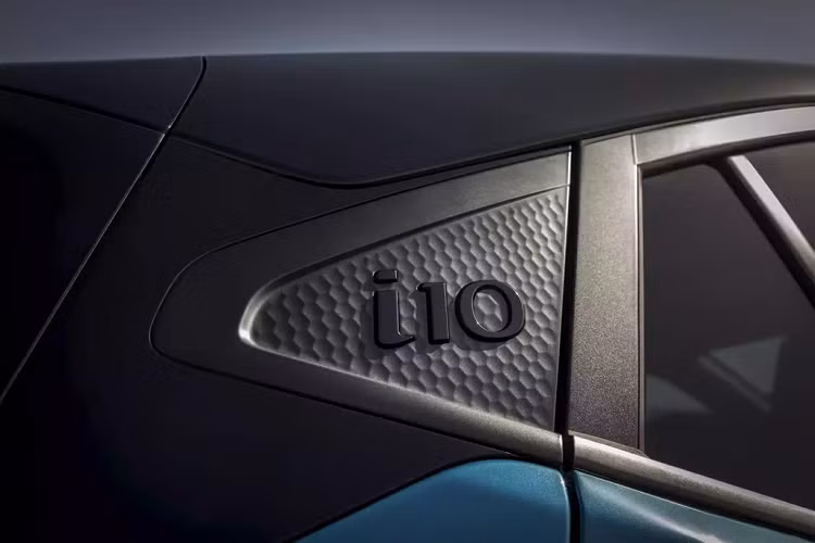 Hyundai i10 thế hệ thứ ba có hai tùy chọn động cơ, không đổi so với bản hiện tại. Bản tiêu chuẩn được trang bị động cơ 3 xi-lanh 1.0L công suất 66 mã lực, mô-men xoắn 96 Nm, tăng 1 mã lực và 2 Nm so với bản hiện tại. Cả hai động cơ này đều có trên Kia Picanto nhưng với mô-men lớn hơn. Cụ thể, động cơ 1.2L trên Picanto có mô-men xoắn 122 Nm, cao hơn 4 Nm so với i10 hiện tại.