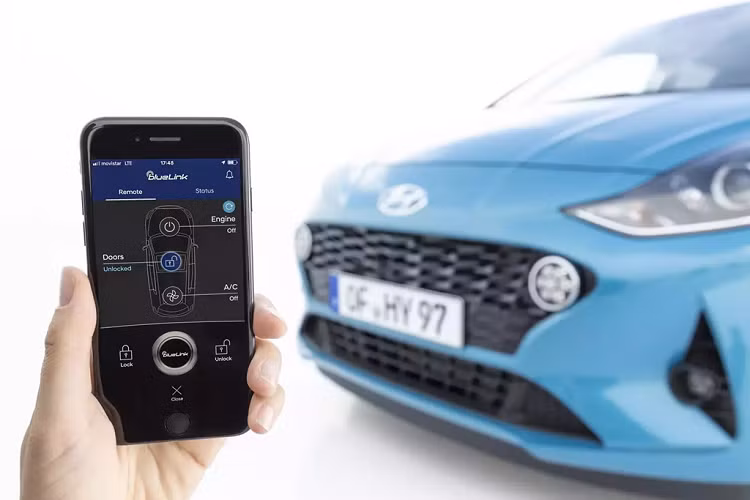 Hyundai khoe i10 mới an toàn nhất phân khúc. Thực tế, mẫu xe này được trang bị gói tính năng an toàn SmartSense mới nhất của hãng xe Hàn Quốc. SmartSense gồm trợ giúp tránh va chạm trước và hỗ trợ đèn pha. 