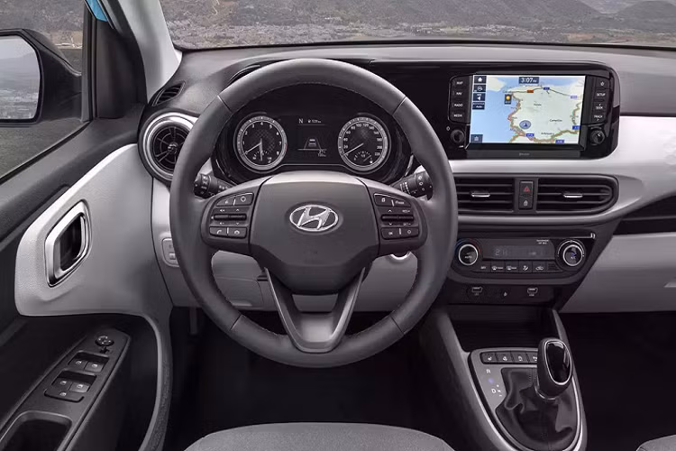 Hyundai mô tả nội thất i10 mới trẻ trung hơn. Thực tế cũng cho thấy điều này. Hãng xe Hàn đã bỏ kiểu thiết kế rối rắm khu vực trung tâm, giống như đã làm với các mẫu xe cỡ lớn. Ngoài ra, màn hình chữ nhật với khe gió tròn hai bên được thay bằng màn hình với khe gió hình chữ nhật phía dưới mang lại giá trị thẩm mỹ cao hơn.
