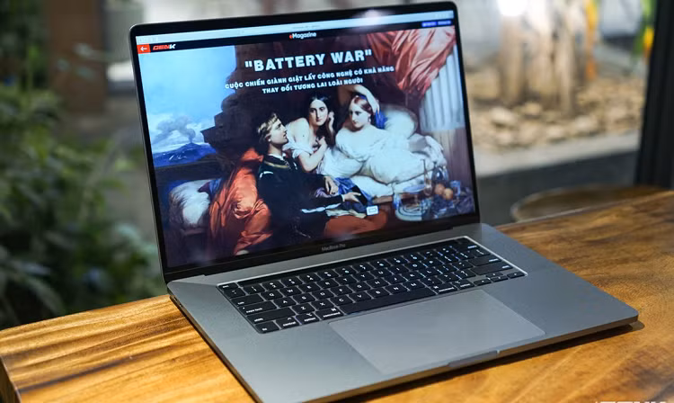 Tren tay MacBook Pro 16inch vien man hinh mong