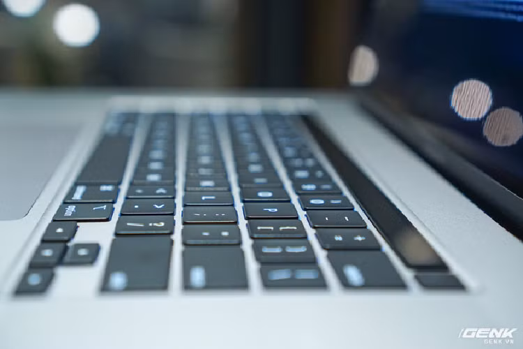 Trên tay MacBook Pro 16inch viền màn hình mỏng - Hình 8 Tren tay MacBook Pro 16inch vien man hinh mong-Hinh-8