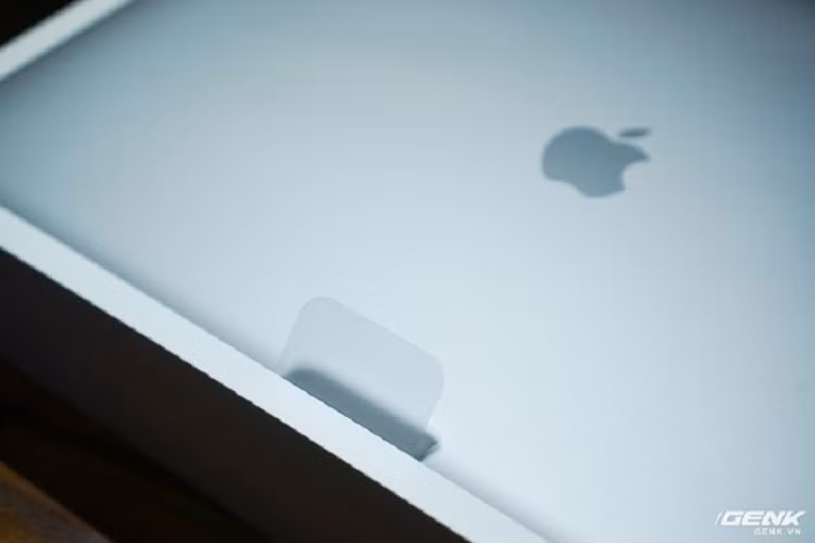 Trên tay MacBook Pro 16inch viền màn hình mỏng - Hình 3 Tren tay MacBook Pro 16inch vien man hinh mong-Hinh-3