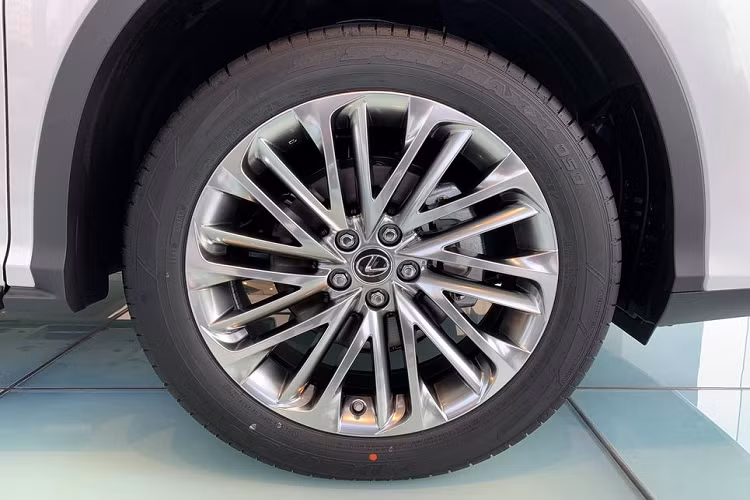 Mẫu crossover hạng sang Lexus RX 350 2020 được trang bị bộ vành đa chấu có công năng giảm tiếng ồn với kích thước 20 inch