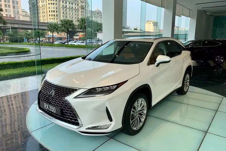 Đi kèm với đó là hộp số tự động 8 cấp và khả năng tăng tốc từ 0 - 100 km/h trong 7,9 giây trước khi cham ngưỡng 200 km/h vận tốc tối đa.