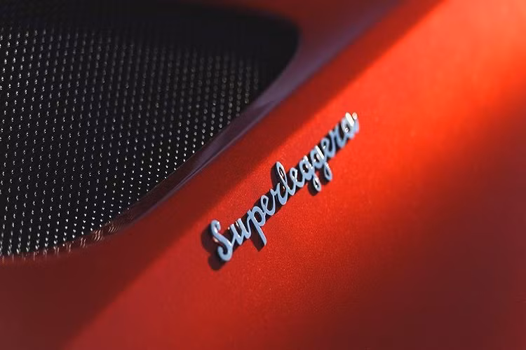 Superleggera là công ty chuyên chế tạo thân vỏ đã vẽ nên một số chiếc xe cực đẹp trên thế giới, bao gồm cả mẫu Aston Martin DB5 lừng danh. Huy hiệu của nó rất đơn giản – chỉ là tên được viết bằng chữ – nhưng nó tao nhã như những chiếc xe mà công ty thiết kế.