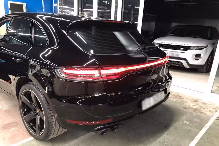 Hiện nay, xu hướng ‘’lên đời’’ cho xe ngày một phổ biến tại Việt Nam, đơn giản có Mercedes-Benz S-Class W222 đời đầu lên cụm đèn pha MULTIBEAM LED với 3 dải đèn chiếu sáng ban ngày thuôn dài sử dụng 84 bóng đèn LED hiệu suất cao của W222 facelift, và thậm chí thay cả đèn hậu “crystal” tăng thêm phần quyến rũ khi nhìn từ phía sau.