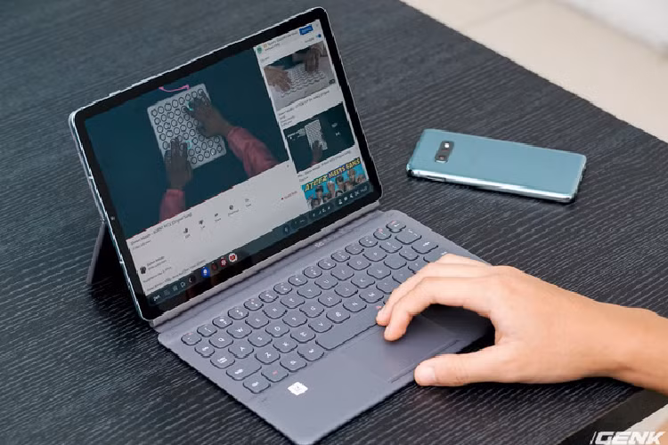 "Đập hộp" máy tính bảng Samsung Galaxy Tab S6 mới - Hình 10 Bàn phím năm nay đã có thêm trackpad, dùng được cả ở chế độ thường lẫn DeX.