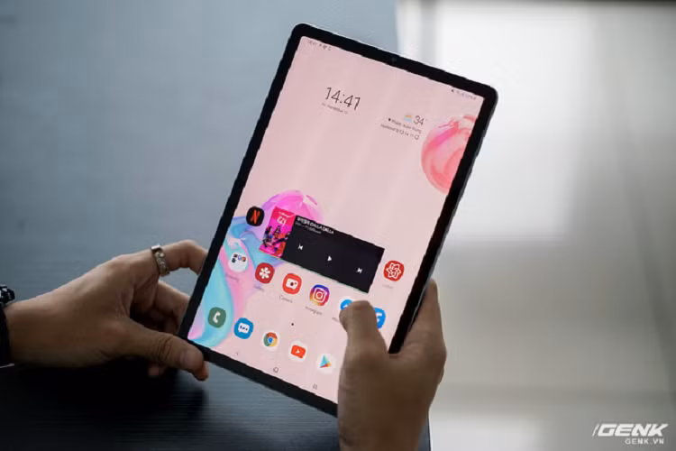 "Đập hộp" máy tính bảng Samsung Galaxy Tab S6 mới - Hình 2 Galaxy Tab S6 mỏng, nhẹ và nhỏ gọn hơn một chút so với thế hệ trước.
