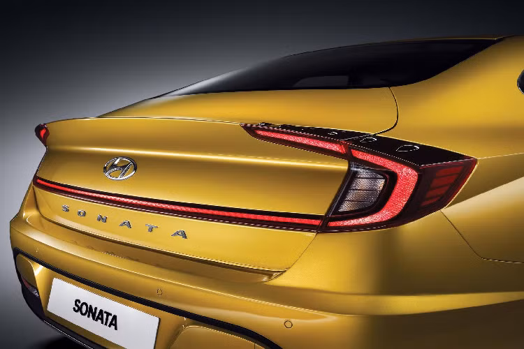 Với gói nâng cấp trị gía 1.200 USD, hãng xe ôtô Hyundai sẽ bổ sung các tính năng hữu ích trên Sonata All-New như: đồng hồ hỗ trợ lái kỹ thuật số 12,3 inch, sạc điện thoại không dây và gương chiếu hậu làm mờ tự động. Bên cạnh đó, gói trang bị Premium trị giá 1.850 USD đi kèm với dàn âm thanh nổi 12 loa Bose và vô lăng bọc da.