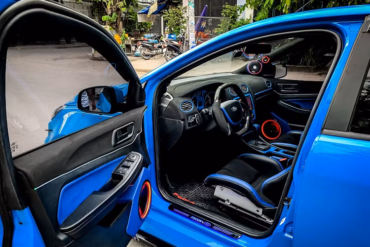 Phần đuôi xe giữ lại thiết kế đặc trưng của Ford Focus đời 2010 với kiểu dáng hatchback độc đáo, đèn hậu vẫn là kiểu dọc hai bên xe và đặt trên cao như nguyên bản.