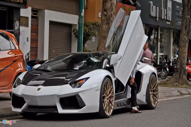 Chiếc Aventador Roadster được một đại gia kinh doanh vàng mua lại đã trang bị cho gói độ bodykit bằng carbon đến từ Novitec - hãng độ có tiếng trong phân khúc siêu xe. 
