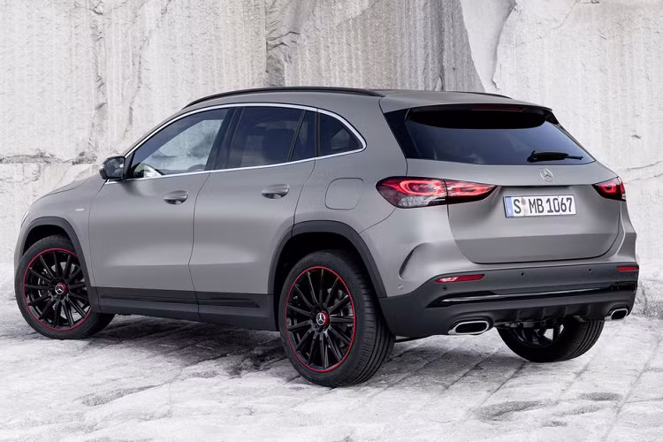 Mercedes-Benz cho biết, GLA 2021 được trang bị rất nhiều công nghệ tiên tiến như gói hỗ trợ lái Driver Assistance Package, bao gồm các hệ thống giữ khoảng cách, hỗ trợ đánh lái, hỗ trợ giữ tốc độ giới hạn, hệ thống trợ lái, hỗ trợ giữ làn đường, hệ thống điều chỉnh tốc độ, cảnh báo điểm mù, phanh khẩn cấp, cảnh báo phương tiện cắt ngang...