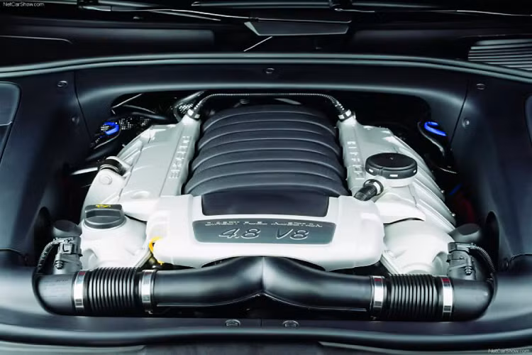 Mặc dù công suất này khiêm tốn hơn so với phiên bản Cayenne Turbo mạnh 500 mã lực, nhưng GTS có được sự cân bằng về sức mạnh và âm thanh tuyệt vời từ động cơ V8 DOHC hút khí tự nhiên (N/A). Cayenne GTS 2008 sử dụng hộp số tự động 6 cấp (6AT; có phiên bản sử dụng số sàn 6 cấp) đi cùng với hệ dẫn động 4 bánh toàn thời gian, chiếc SUV hạng sang nước Đức này có thể tăng tốc từ 0 – 100 km/h trong 6 giây.