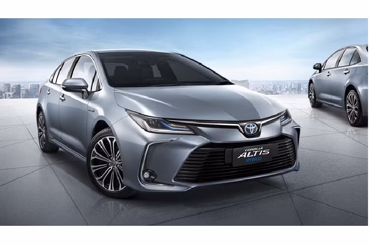 Lưới tản nhiệt xe thấp và lớn. Thanh ngang dày bản trên lưới tản nhiệt, các chi tiết trang trí mạ chrome nằm ở góc cản trước. Cụm đèn pha mỏng. Cụm đèn hậu 2 mảnh, tạo hình dạng liên kết với ốp chrome đuôi xe, góp phần nhấn mạnh vào phần này hơn. Cản sau tạo vòng chữ C, lặp lại và nhấn mạnh lần nữa kiểu thiết kế ở đầu xe. Điểm dễ thấy ở hông xe là bộ mâm 17 inch với thiết kế 2 tone màu..