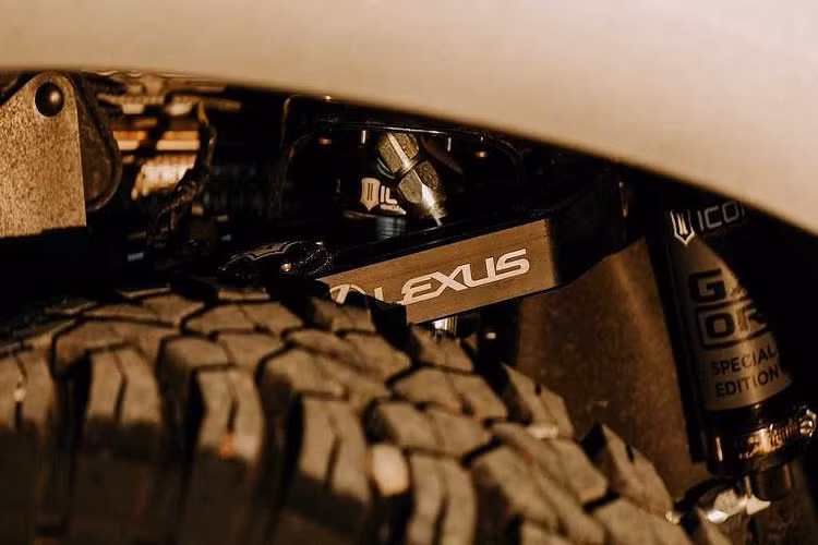 Trên mui xe, Lexus không quên gắn thêm một baga EEZI-AWN K9 chở đồ lớn, đồng thời là điểm bắt bộ đèn LED bar chiếu sáng tăng cường Rigid có chiều dài lên tới 1,27m.