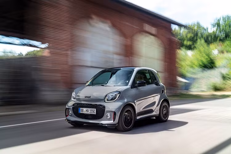 Hầu hết, những thay đổi về ngoại hình và nội thất của cặp đôi EQ ForTwo và EQ ForFour đều được đánh giá tích cực. Tuy vậy, dường như Smart đã gây thất vọng ít nhiều trong vấn đề được xem là quan trọng nhất, đó là hệ truyền động. Cụ thể, bộ đôi xe điện mới này được trang bị khối pin Lithium-ion 17,6 kWh, cung cấp năng lượng cho động cơ điện tạo ra công suất 80 mã lực và 160 Nm mô-men xoắn cực đại.