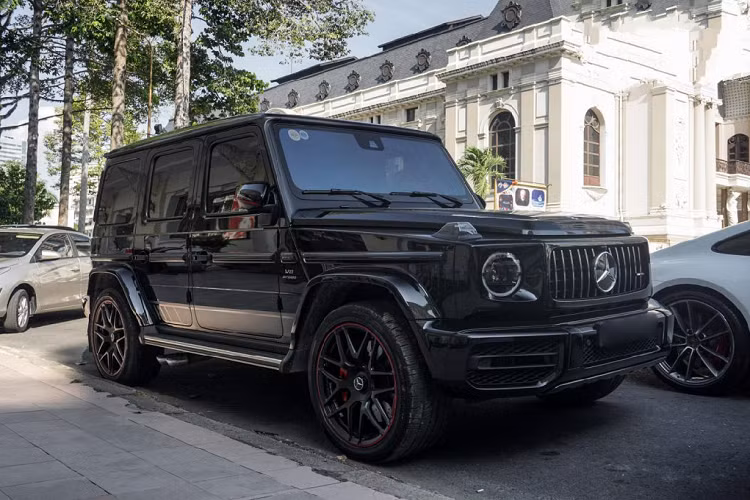 Một chiếc G63 Edition 1 được chào bán với giá hơn 13 tỉ đồng tại các showroom tư nhân, trong khi đó, Mercedes-Benz Việt Nam vừa chính thức giới thiệu đến khách hàng Việt phiên bản G63 AMG 2019 tiêu chuẩn cách đây không lâu với giá niêm yết là 10,6 tỉ đồng. Mercedes-Benz G63 AMG Edition 1 sử dụng khối động cơ V8 tăng áp kép có dung tích 4.0 lít và sản sinh công suất cực đại 577 mã lực.