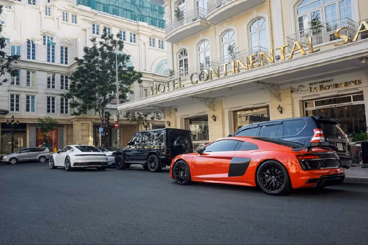 Tâm điểm của hội ngộ chính là chiếc Porsche 911 của Cường Đô la, đây là mẫu 911 Carrera S thế hệ mới vừa được đăng kí biển số chưa lâu. Đây cũng chính là chiếc Porsche thứ 3 trong garage của đại gia siêu xe đình đám này, hai chiếc còn lại là mẫu sedan Panamera và chiếc SUV Cayenne S cùng mang màu trắng tương tự.