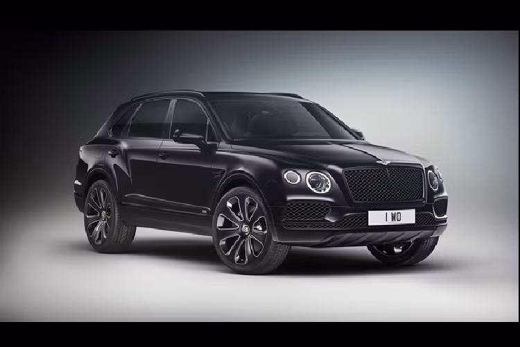 Theo hãng xe sang Bentley, bộ đôi cấu hình 4 và 7 chỗ ngồi đều sở hữu gói trang bị nâng cấp Bentley Rear Entertainment hiện đại của hãng với trang bị tai nghe không dây và màn hình giải trí.
