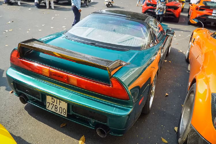 Không chọn màu sơn vàng, chiếc Acura NSX hàng độc tại thị trường Việt Nam được chủ nhân lựa chọn bộ áo xanh. Nửa thân trên của xe sơn màu đen tạo tính tương phản. Tay nắm cửa của Acura NSX đặt sát mép kính lái