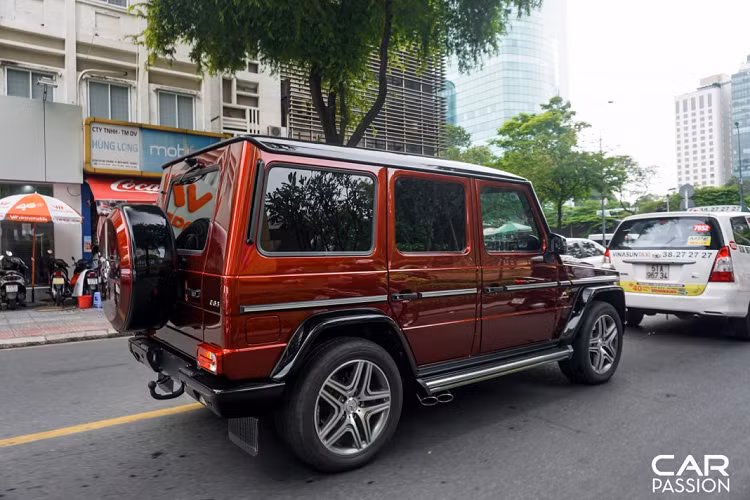 Vốn được biết đến nhờ thiết kế vuông vức kết hợp cùng những đường gân dập nổi mạnh mẽ trên thân xe, AMG G63 đích thực là một chiếc SUV phù hợp với những ai yêu vẻ ngoài đậm chất nam tính. Dẫu vậy với lớp sơn đỏ Tomato Red, AMG G63 vẫn thể hiện được những đường nét thiết kế vốn đã làm nên thương hiệu, đồng thời tạo một cái nhìn tinh tế và trẻ trung hơn cho ngoại thất.