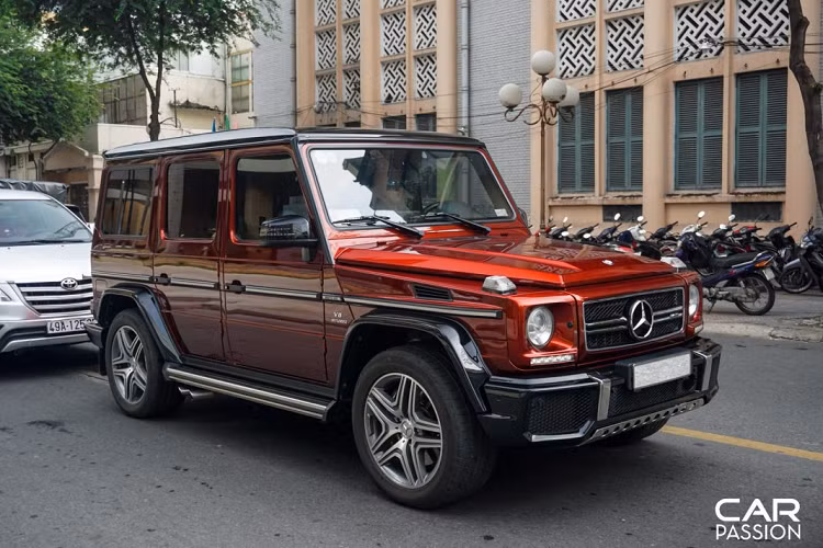 Mercedes-AMG G63 W463 sở hữu chiều dài x rộng x cao lần lượt là 4.763 x 1.855 x 1.938 mm, chiều dài của trục cơ sở là 2.850 mm. Thân xe cơ bắp với các thanh kim loại được ốp quanh thân xe, ở vị trí cuối cột A là logo AMG và V8 Biturbo ám chỉ khối động cơ mà mẫu xe địa hình này sử dụng.