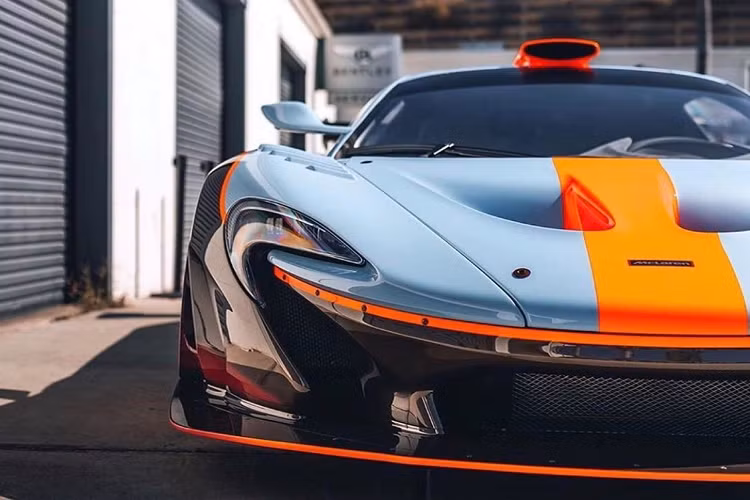 20 năm sau chiến thắng đáng nhớ của Mclaren F1 GTR ở giải đua Le Mans 24h năm 1995, Mclaren cho ra mắt mẫu xe P1 GTR – được mệnh danh là “Kẻ hậu duệ” của huyền thoại vang bóng một thời F1. P1 được ra mắt ở những phiên bản như street legal, GTR, LM và cả GTR Long Tail. Gần đây, sự xuất hiện của 1 chiếc GTR Long Tail đã gây chú ý với giới mê xe.