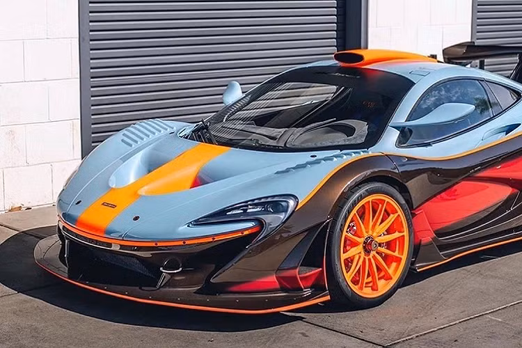 Gắn liền với những chiếc Mclaren F1 GTR là những màu áo của những đội đua quen thuộc như Gulf Livery,… Đối với khá nhiều người, có lẽ màu áo Gulf Livery vẫn là màu áo nổi bật nhất và thân thuộc với nhiều người. Trong màu áo Gulf, ta có thể thấy những chiếc F1 GTR với những cách phối khác nhau, hay thậm chí là cả phiên bản Mclaren F1 GTR Long Tail với phối màu đen-cam-xanh.