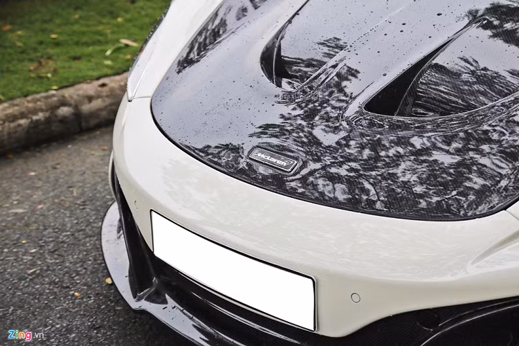 Chiếc McLaren 650S Spider độ nắp ca-pô bằng carbon theo phong cách của hypercar P1. Ngoài nắp ca-pô, siêu xe này cũng sở hữu một số chi tiết khác bằng carbon như cánh chia gió trước, ốp hốc gió bên...