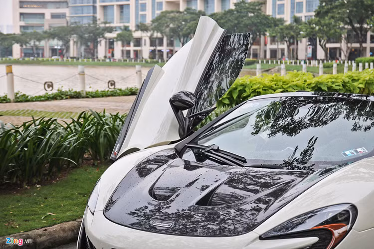 Nội thất 650S Spider khá đơn giản, được phủ bởi tone màu đen với da lộn. Sợi carbon xuất hiện trên bảng táp-lô và vô-lăng, các nút bấm được tối giản. 