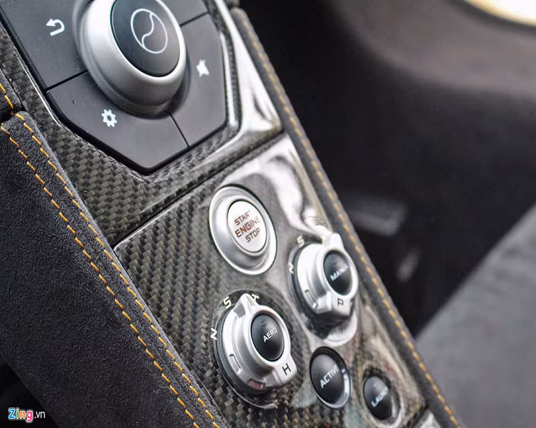 Thân xe McLaren 650S được làm từ carbon giúp giảm trọng lượng và tăng độ cứng. 