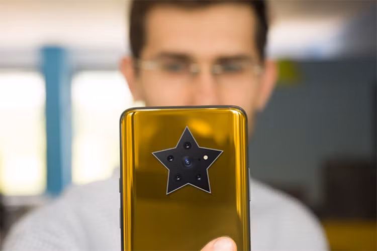 Camera iPhone 11 Pro xấu xí khi đọ dáng cùng các đối thủ - Hình 5 Camera iPhone 11 Pro xau xi khi do dang cung cac doi thu-Hinh-5